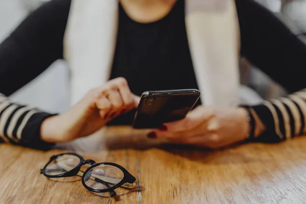 Donna Che Gioca Sul Suo Cellulare — Foto Stock