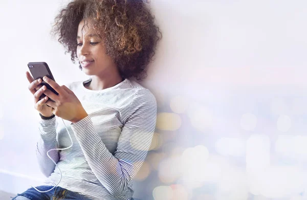 Mulher Negra Mensagens Texto Chão Enquanto Carrega Seu Telefone — Fotografia de Stock