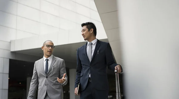 Business People Leaving Building — Stock Photo, Image