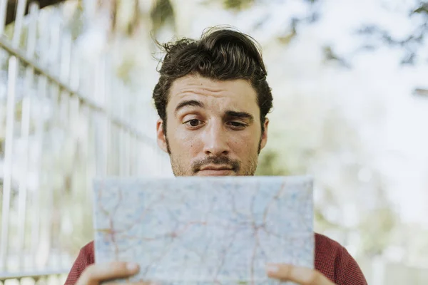 Uomo Che Utilizza Una Mappa Nel Parco Del Centro — Foto Stock