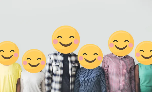 Diversos Amigos Con Emoticones Positivos —  Fotos de Stock