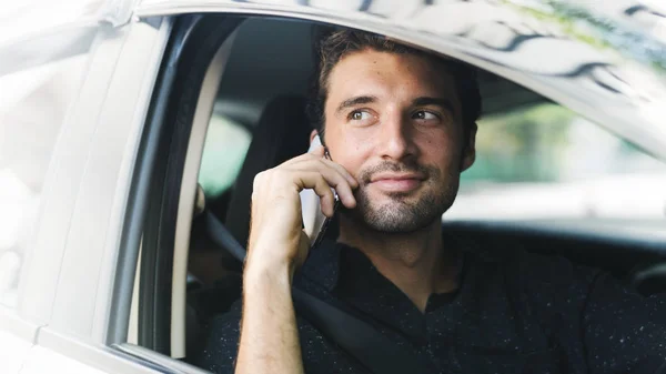 Άνθρωπος Που Κάνει Μια Κλήση Στο Αυτοκίνητό Του — Φωτογραφία Αρχείου
