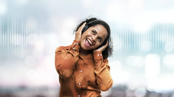 Mulher Negra Desfrutando Alguma Música — Fotografia de Stock