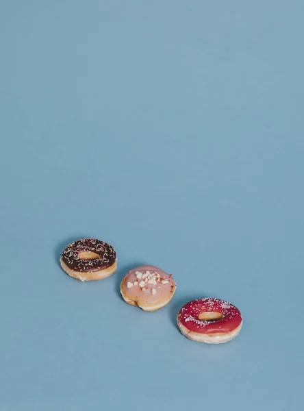 Kleurrijke Smakelijke Geglazuurde Donut Met Hagelslag — Stockfoto