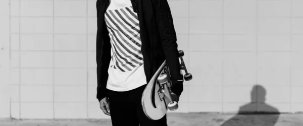 Молодой Человек Держит Скейтборд Сером Весе — стоковое фото