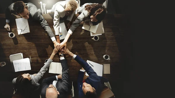 Empresários Unindo Mãos Como Uma Equipe — Fotografia de Stock