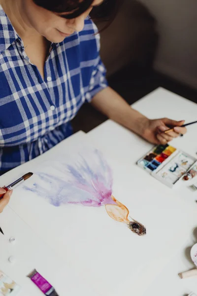 Suluboya Kullanarak Bir Bayan Boyama Sanatçı — Stok fotoğraf