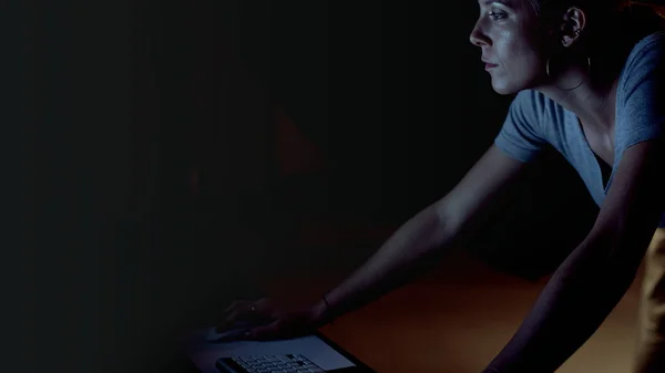 Γυναίκα Που Χρησιμοποιεί Υπολογιστή Στο Σκοτάδι — Φωτογραφία Αρχείου