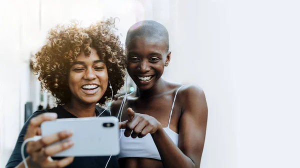 Donne Nere Che Ridono Uno Schermo Del Telefono — Foto Stock