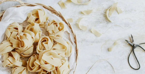 Ongekookt Pappardelle Pasta Een Houten Mand — Stockfoto