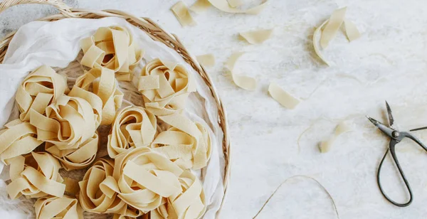 Massas Pappardelle Não Cozidas Uma Cesta Madeira — Fotografia de Stock