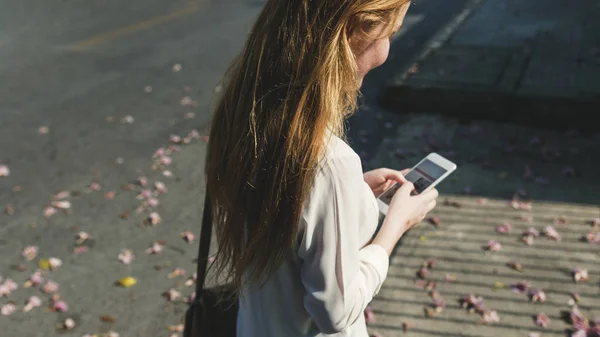 Chica Bonita Mensajes Texto Mientras Camina Camino —  Fotos de Stock