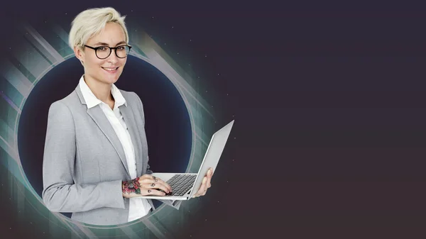 Wytatuowany Businesswoman Trzyma Jej Laptop — Zdjęcie stockowe