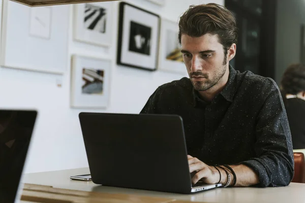 Uomo Che Lavora Suo Portatile Ufficio — Foto Stock