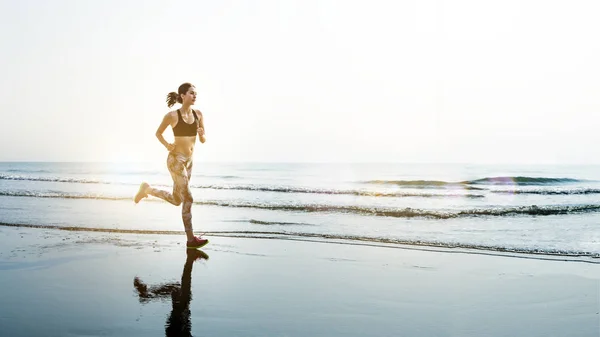 Sportig Kvinna Jogging Strand — Stockfoto