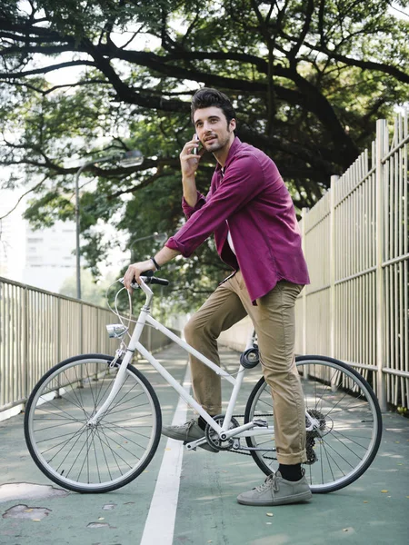 Jovem Caucasiano Telefone Bicicleta Parque — Fotografia de Stock