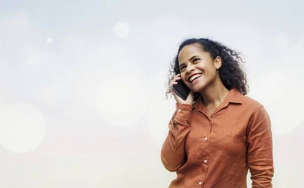 Svart Kvinna Pratar Telefon — Stockfoto