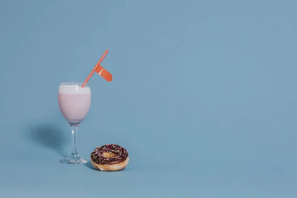 Smakelijke Geglazuurde Donut Met Een Fancy Drankje — Stockfoto