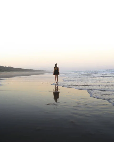 Вид Ззаду Жінки Йде Вздовж Пляжу — стокове фото