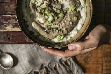 Vegan püresi patates bir kasede servis