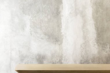 Rustik gri duvar ürün arka plan ile ahşap masa