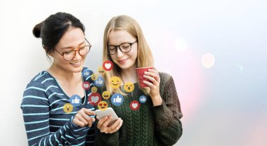 Neşeli kadınlar telefonda canlı yayın izliyor