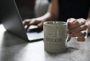Adaçayı yeşil kahve bardağı mockup