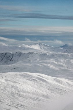 Kışın karlı dağ manzarası