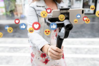 Vlogger sokakta bir video kayıt