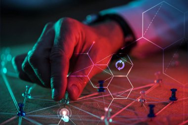 Şınplarla iş planlayan adam