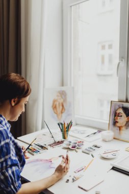 Sanatçı stüdyosunda eğleniyor