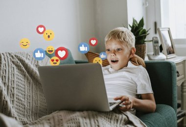 Genç oğlan izlerken bir canlı streaming üzerinde onun laptop