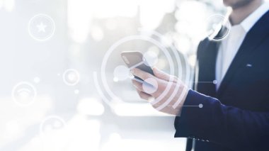 Bir şehirde telefonunu kullanarak iş adamı