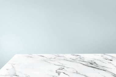 Beyaz mermer tablo ürün arka plan düz soluk mavi duvar