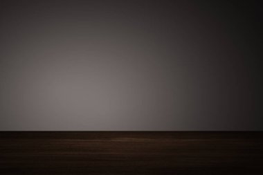 Ahşap zemin ürün arka plan ile düz koyu kahverengi duvar