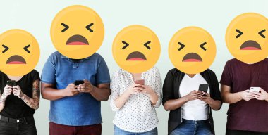 Cep telefonları kullanarak negatif ifadeler ile çeşitli insanlar