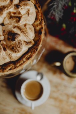 Noel bir kafede kahve ve kek ile