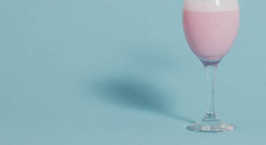 Bir bardak şarap şirin pembe süslü içecek