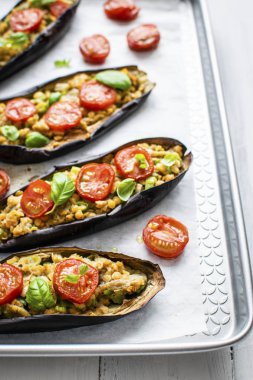 Domates ve taze fesleğen ile közlenmiş patlıcan dolması