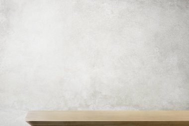 Rustik gri duvar ürün arka plan ile ahşap masa