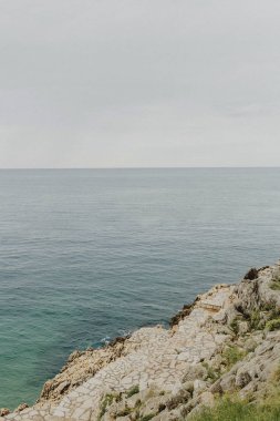 Mavi sakin deniz taş isabet