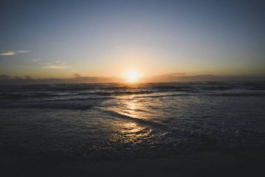 Bir deniz güneş ayarına