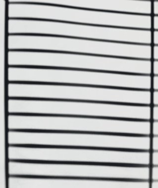 Beyaz bir duvara kablolu çit gölge