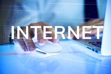 Dizüstü bilgisayarda çalışan bir iş adamı