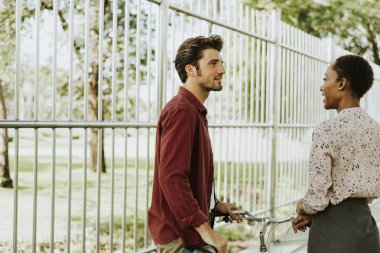 Bisikletçi durdurmak ve siyah bir bayan konuşurken