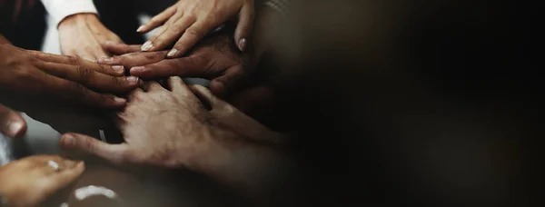 비즈니스 사람들이 그들의 손아귀를 스태킹 — 스톡 사진