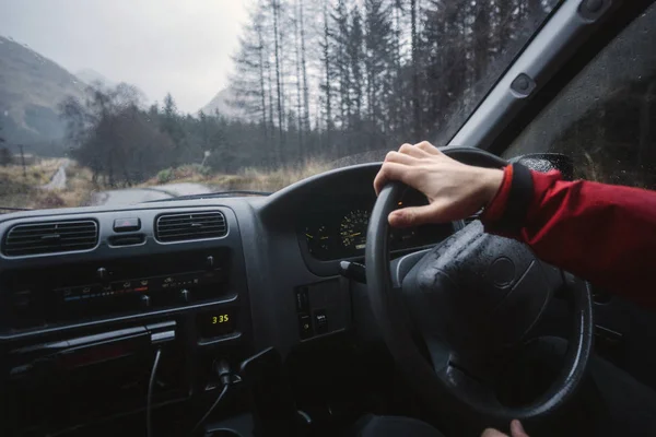 Homem Dirigindo Carro Nas Terras Altas Escócia — Fotografia de Stock