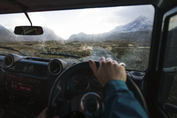 Людина Водіння Автомобіля Високогір Шотландія — стокове фото