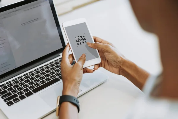 Egy Ellenőrzi Telefonját — Stock Fotó