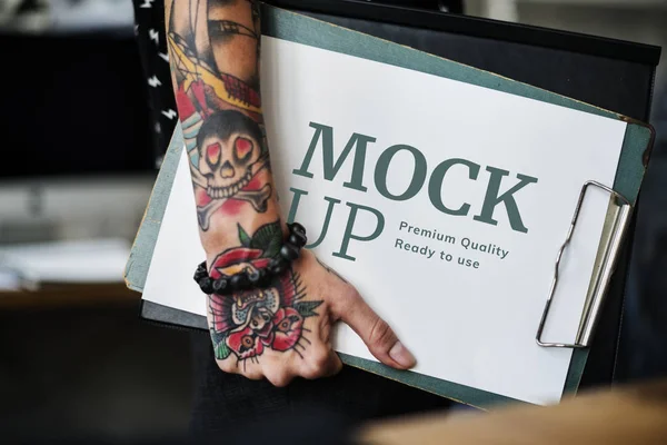 Tatuerad Kvinna Som Håller Ett Papper Utkast Urklipp — Stockfoto